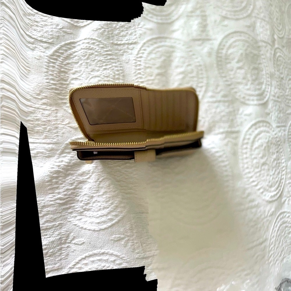 Michael Kors: NEW Women zip around wristlet, phone holder, cards and ID slots. - Picture 11 of 11